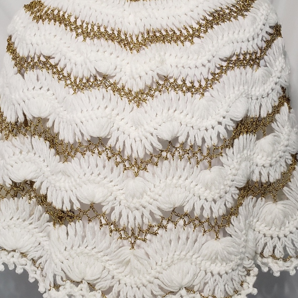 Vintage White & Gold Lurex cottagecore shawl - Picture 9 of 9